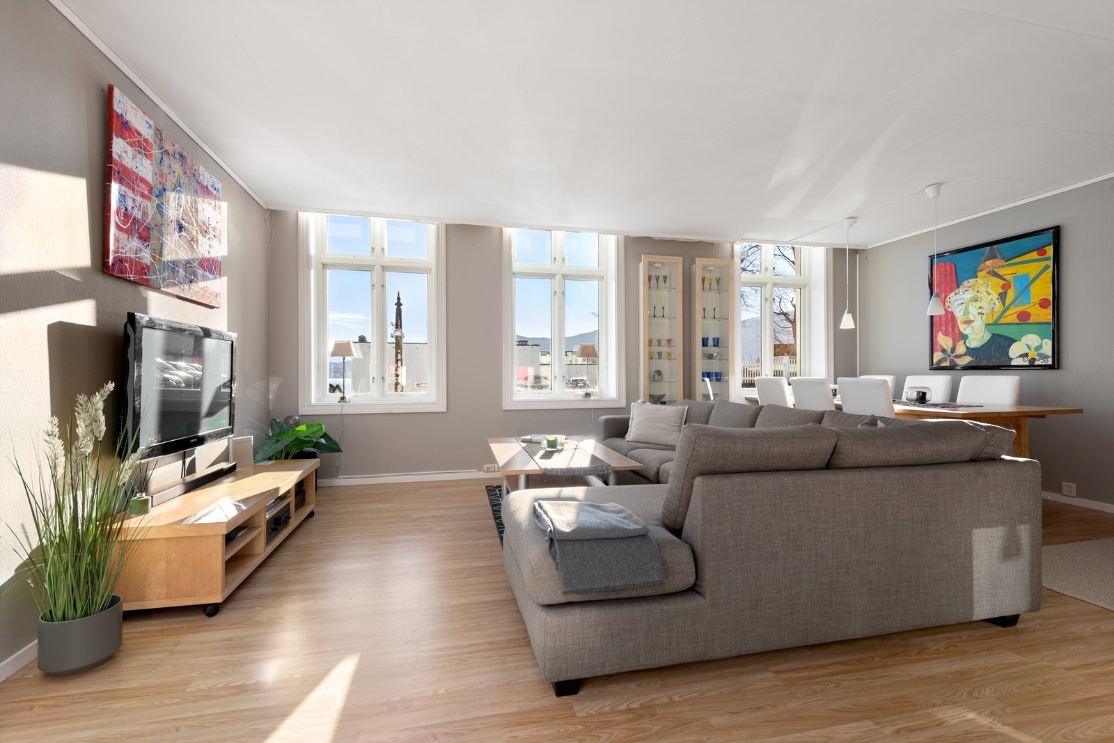 Stuen er romslig og har god plass til både sofagruppe og spisestue Galleribilde