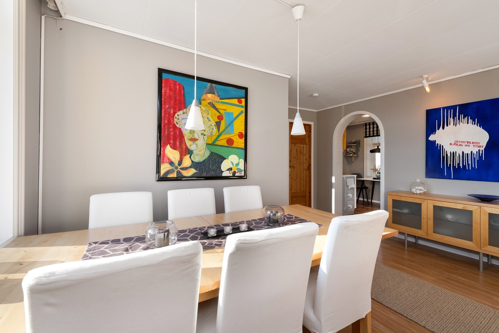 Det er god plass til romslig spisestue på stuen Galleribilde