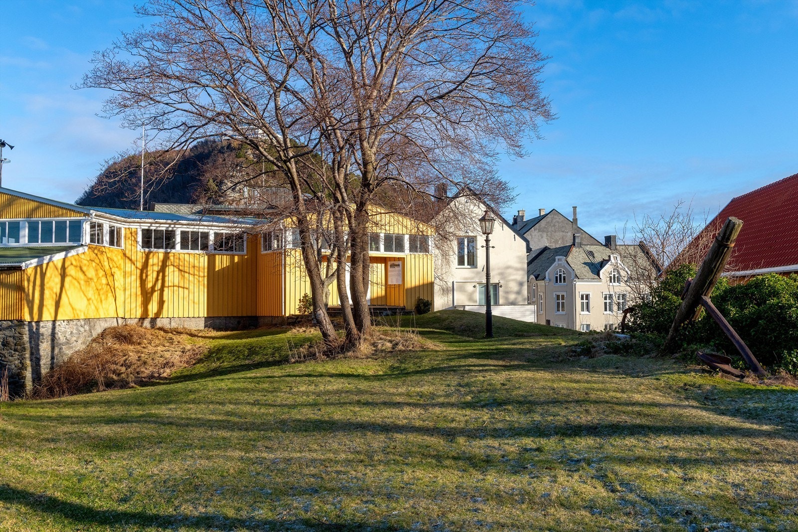 Museumshaugen like vest for eiendommen Galleribilde