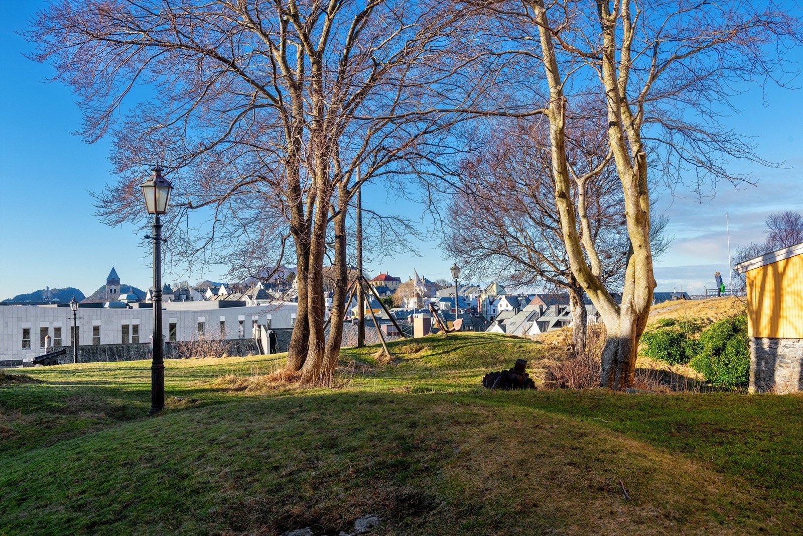 Museumshaugen like vest for eiendommen Galleribilde
