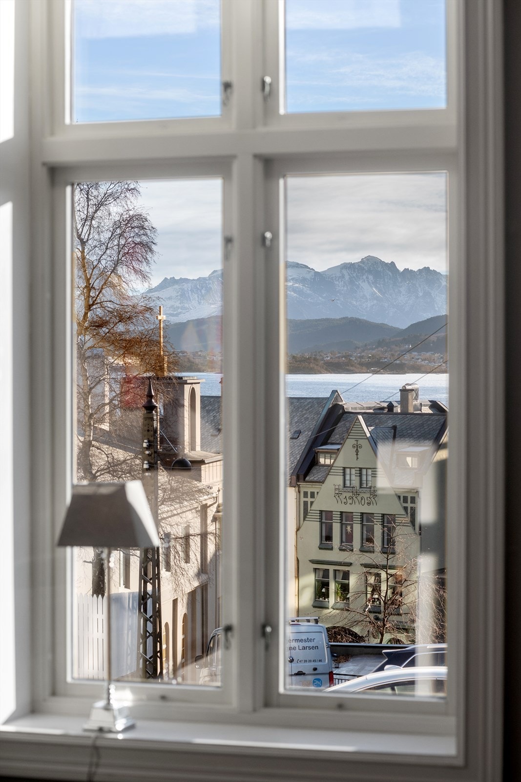 Flott utsikt fra stuen mot Sunnmørsfjella og Borgundfjorden Galleribilde