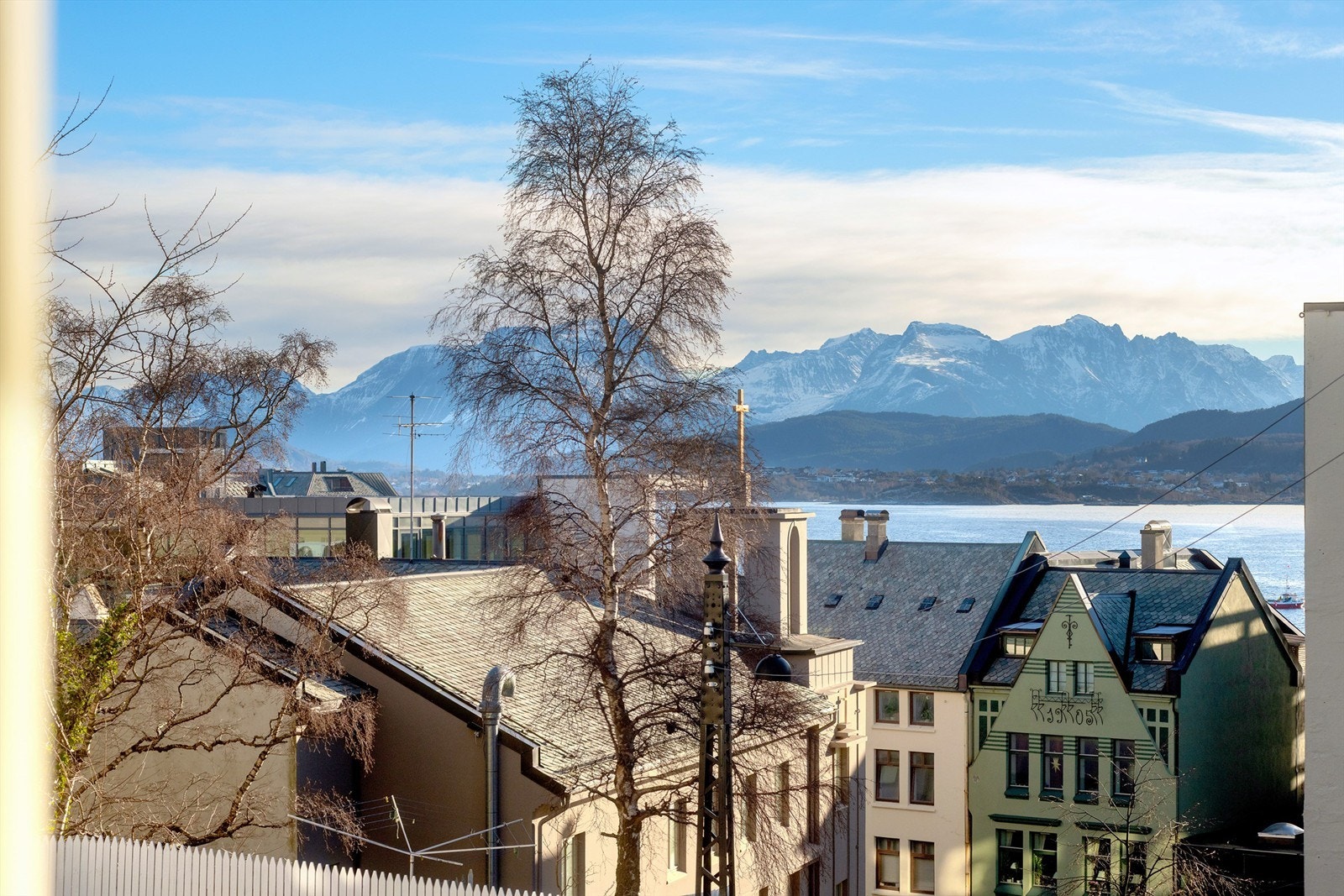 Flott utsikt mot Sunnmørsfjella og Borgundfjorden fra leiligheten Galleribilde