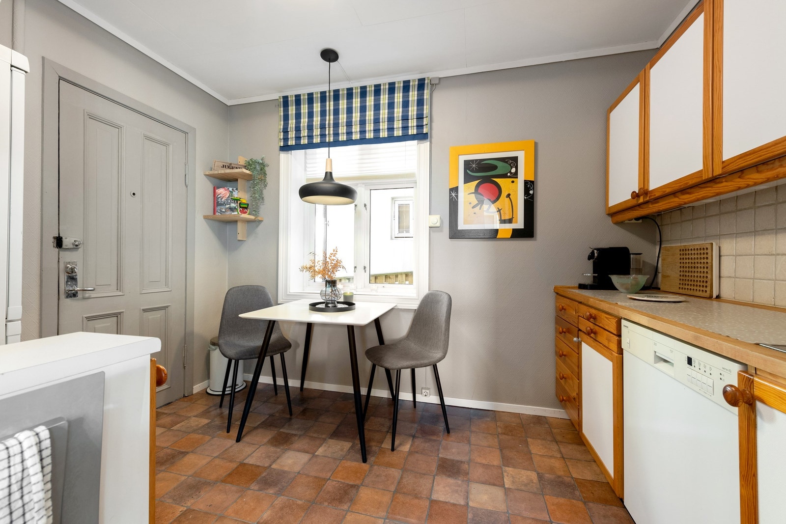 Kjøkkenet har frittstående komfyr, oppvaskmaskin og kjøleskap med fryser. Ventilator i overskap. Galleribilde