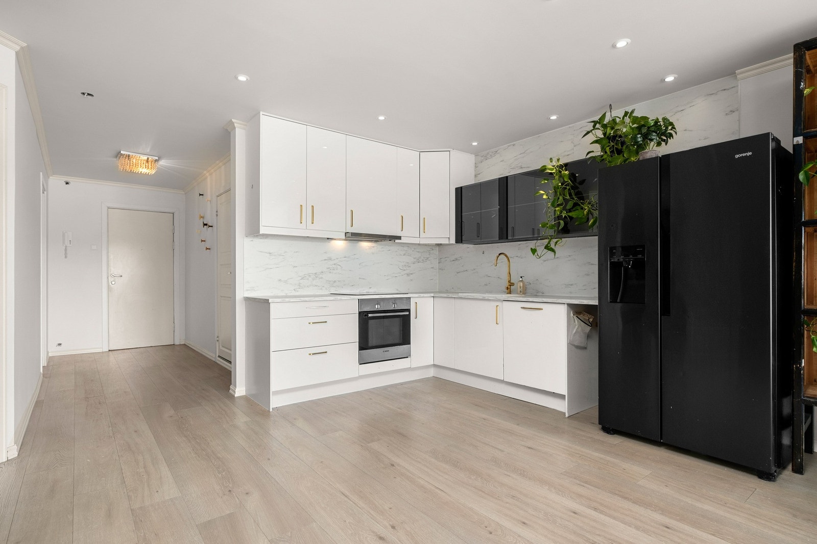 Kjøkkenet har integrert platetopp, stekeovn
og oppvaskmaskin. Videre er det frittstående kjøleskap. Galleribilde