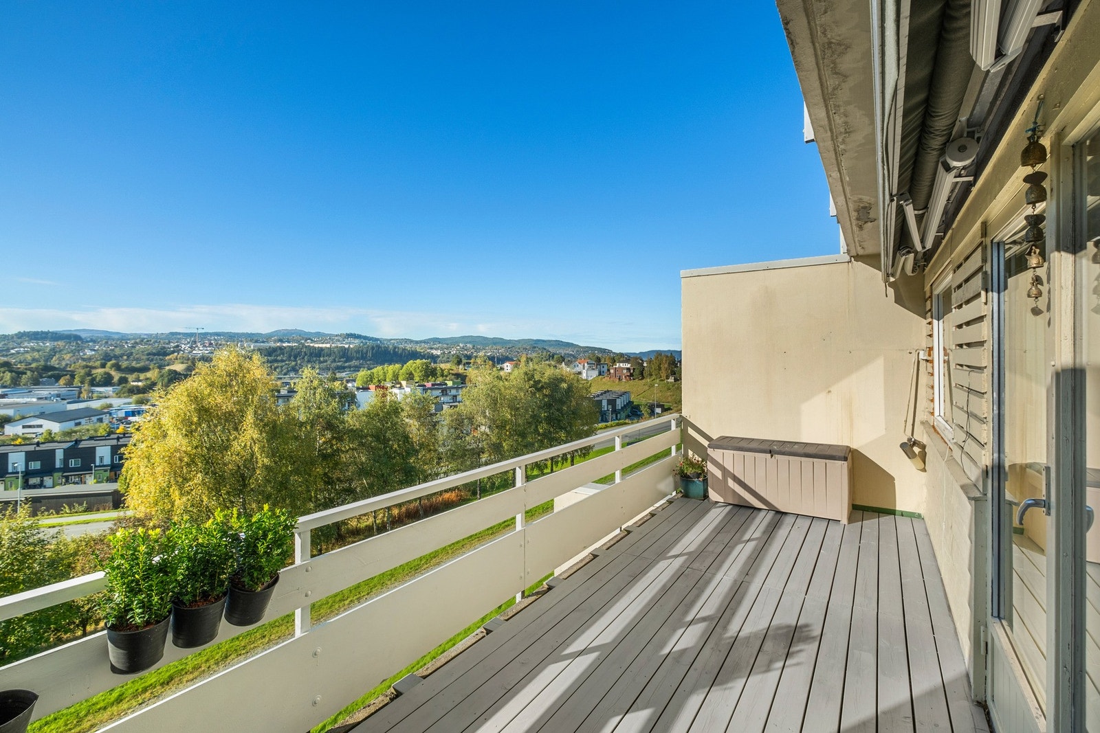 Leiligheten har en flott terrasse på hele 13,5 kvm med god plass til ønsket utemøblement. Galleribilde