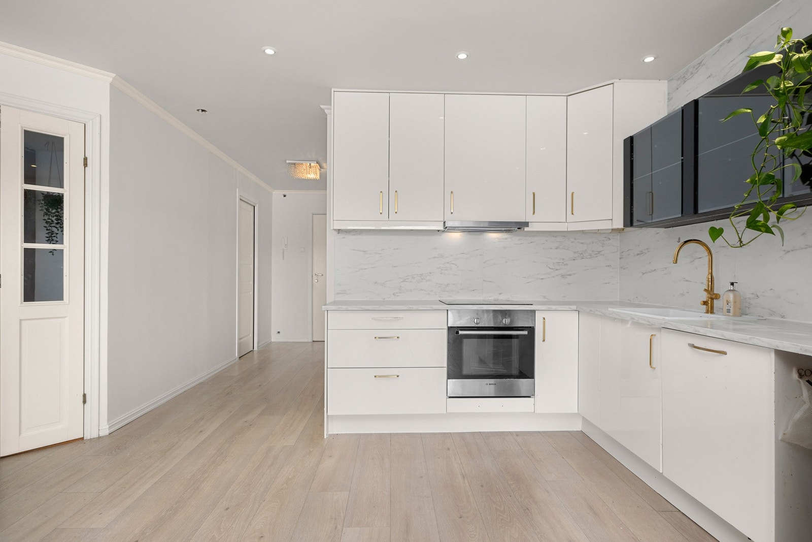 Kjøkkenet har rikelig med skap- og benkeplass. Galleribilde