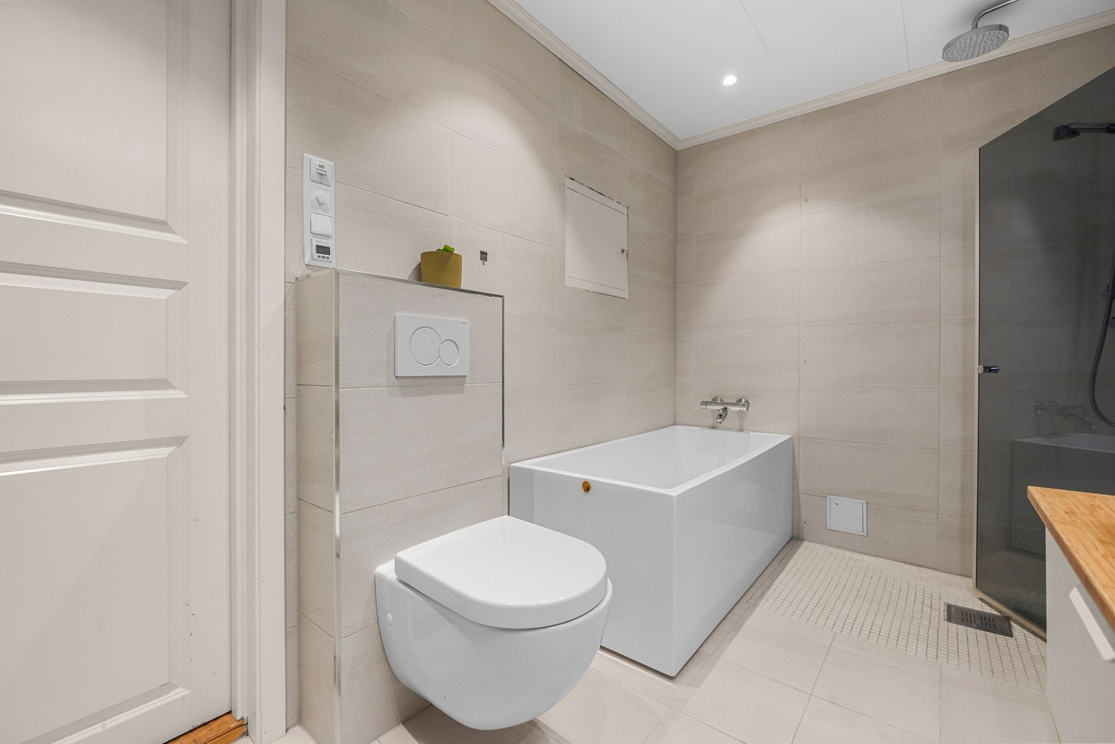 Badet er utstyrt med varme i gulvet og downlights i himling. Galleribilde