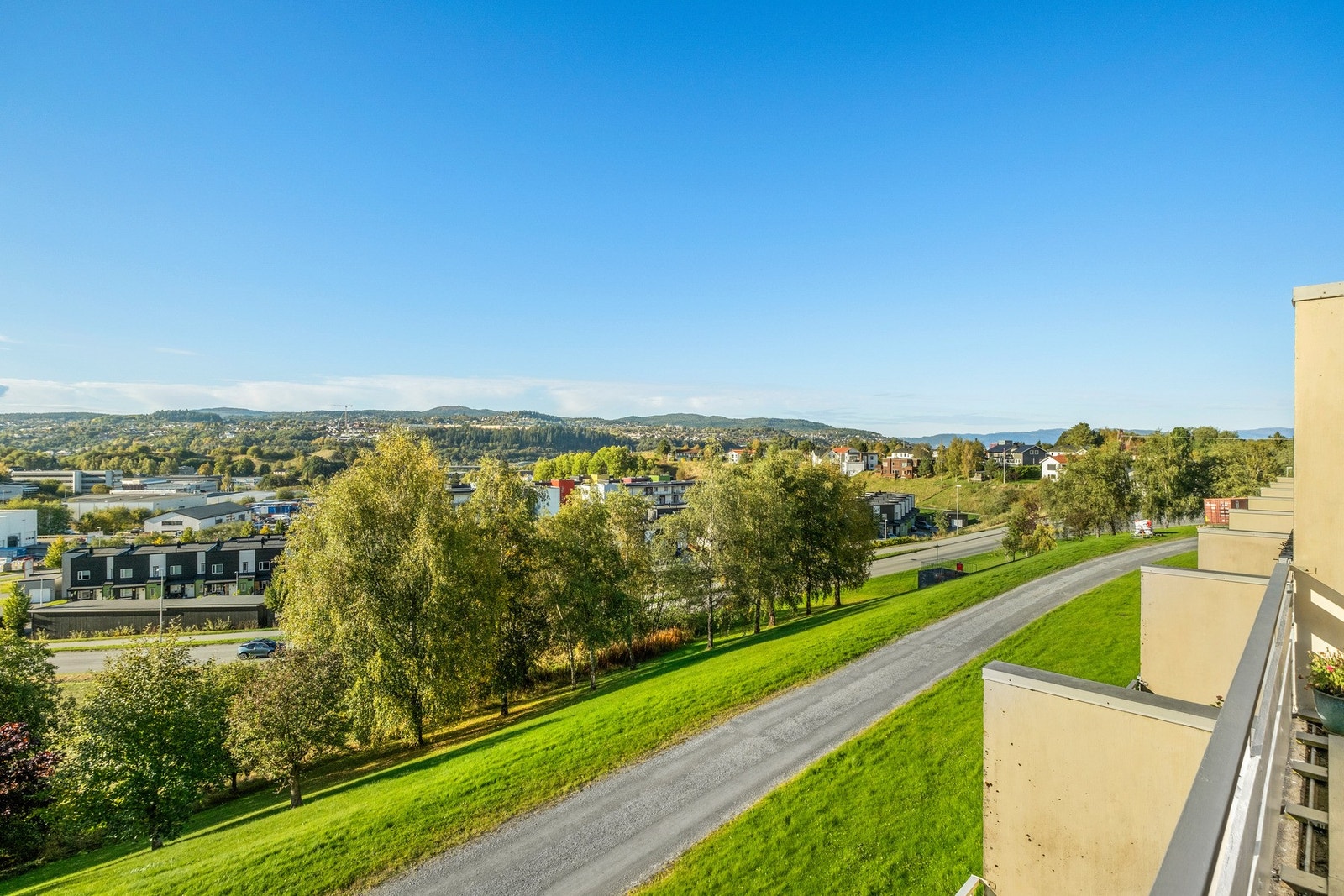 Nydelig utsikt fra leilighetens terrasse Galleribilde