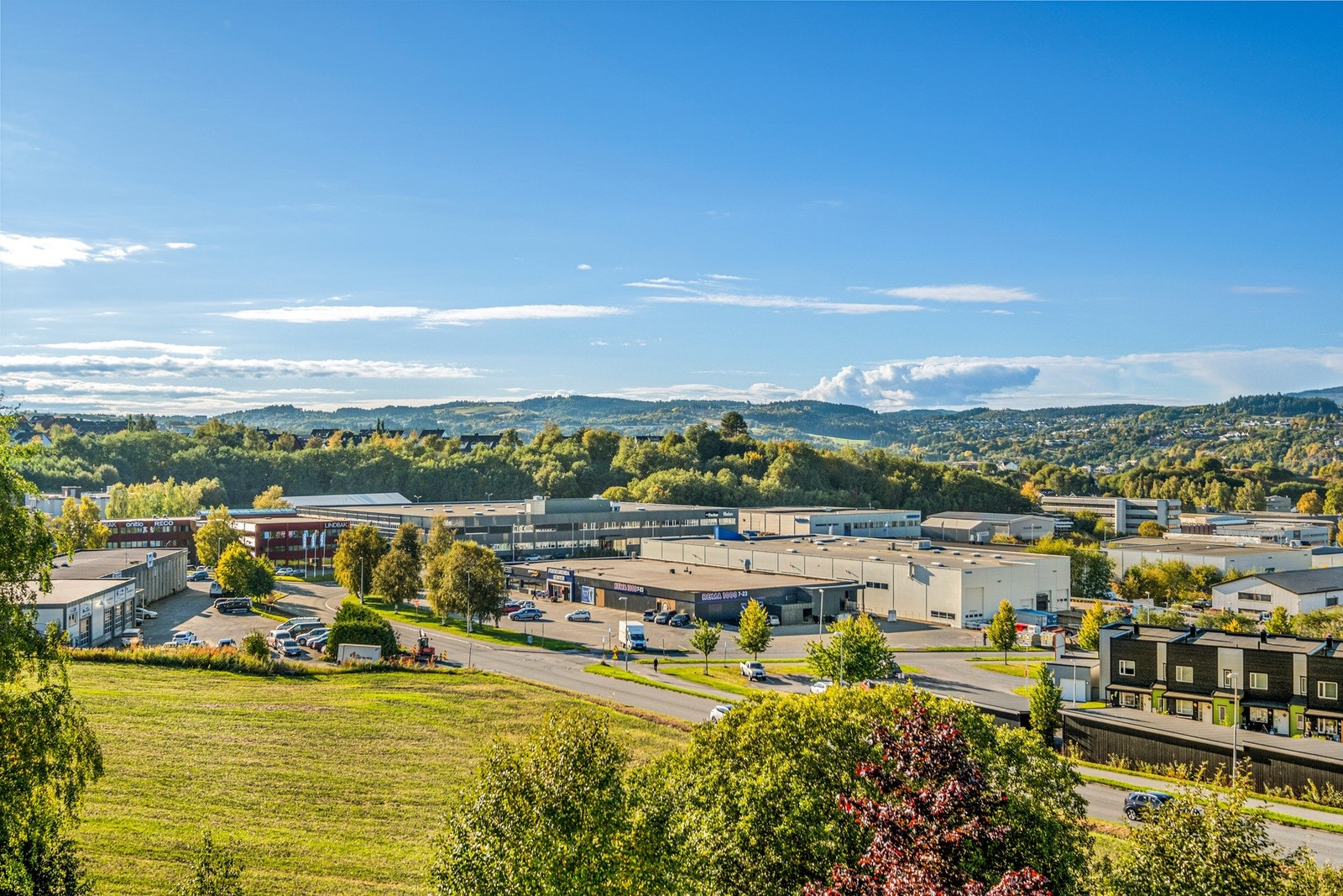 Leiligheten har umiddelbar nærhet til dagligvare og andre servicefasiliteter. Galleribilde