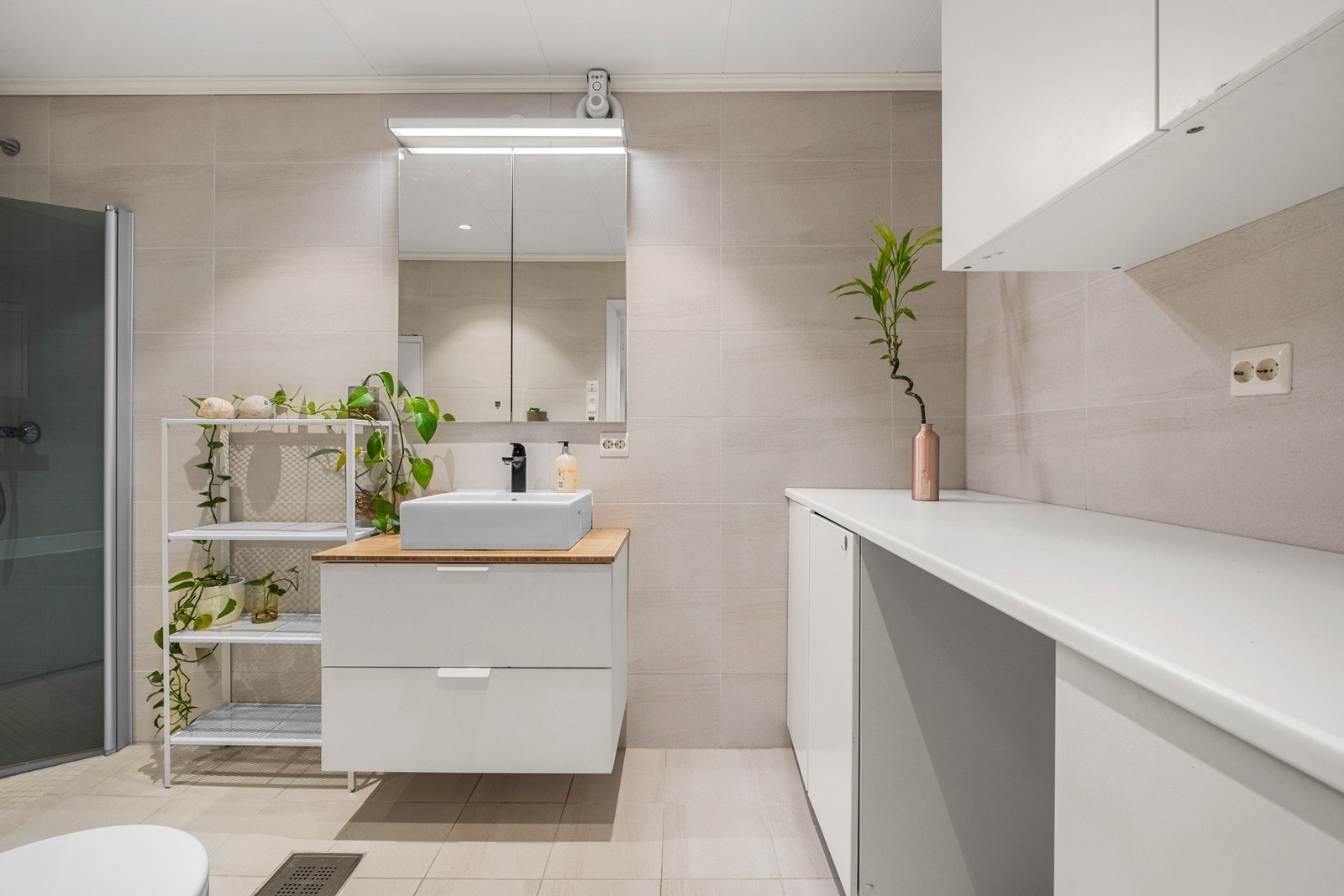 Badet har rikelig med oppbevaringsplass. Galleribilde