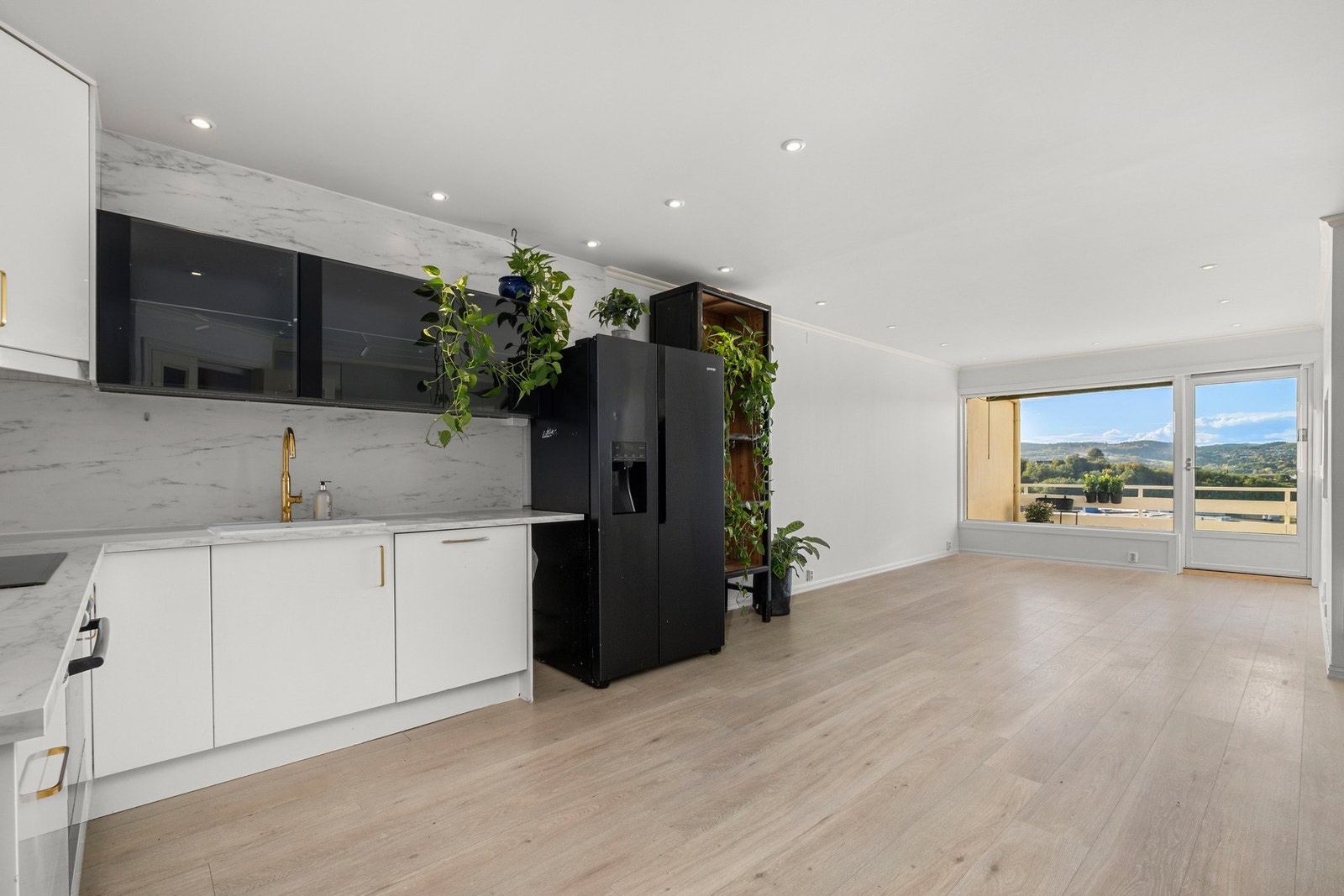 Den åpne stue/ kjøkkenløsningen gjør leiligheten sosial og luftig. Galleribilde