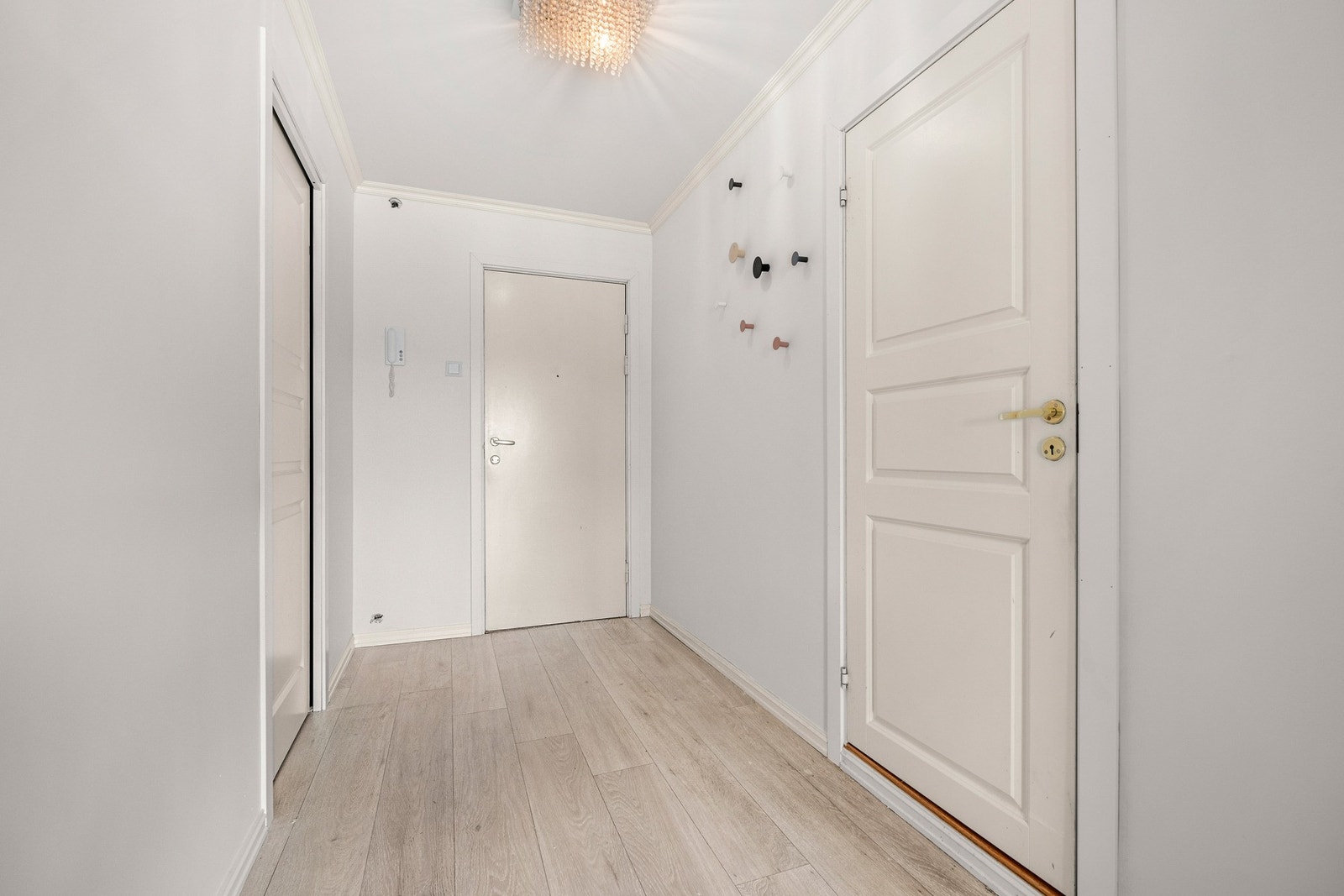 Romslig gang med god plass til sko- og klesoppheng. Galleribilde