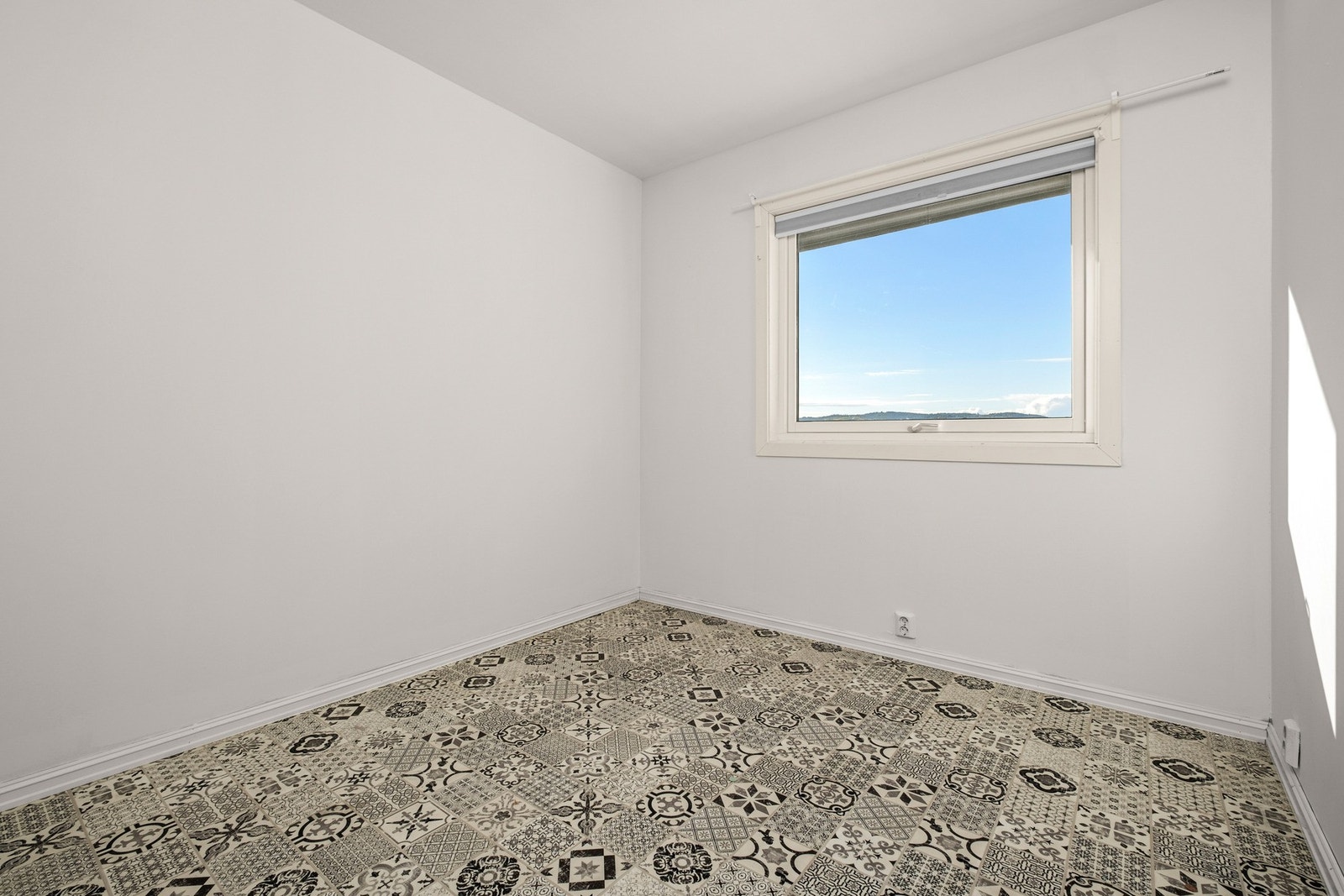 Romslig soverom som måler 8 kvm. Galleribilde