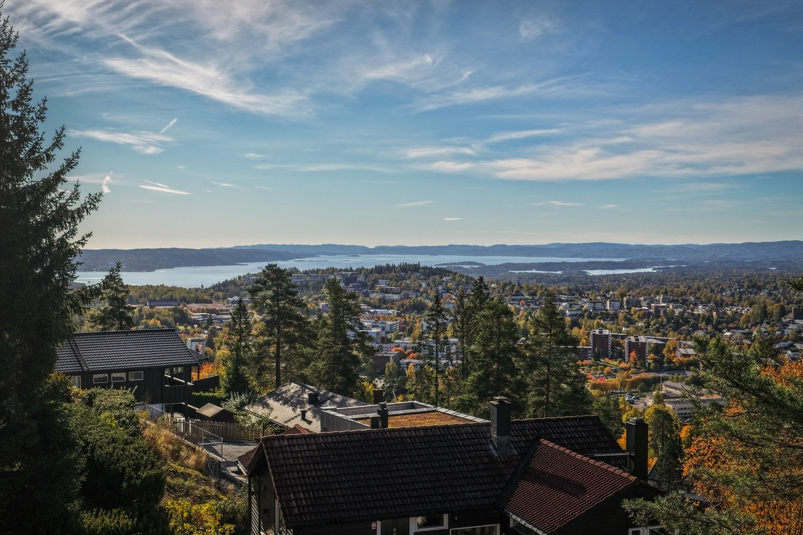 Tomten har flott utsikt mot fjorden og omkringliggende bebyggelse Galleribilde
