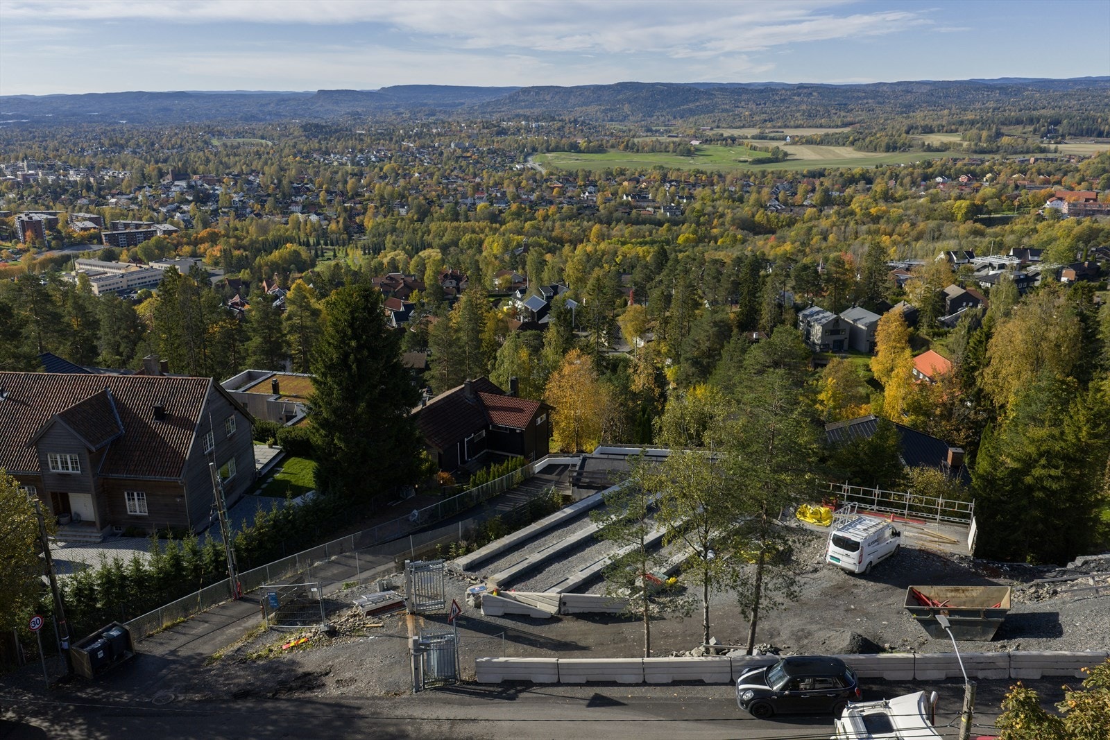 Tomten er på ca. 1.341 kvm og ligger i et veletablert og barnevennlig nabolag med kort vei til både marka og sentrum Galleribilde