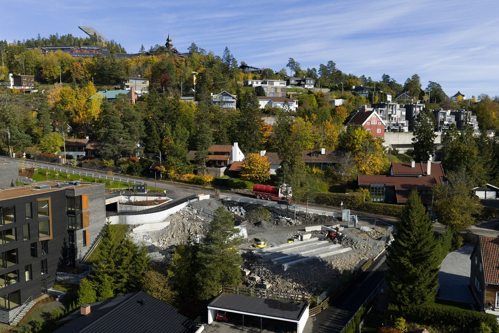 Tomten ligger idyllisk til i et av Oslos mest ettertraktede boligområder - Holmenkollen - kjent for sin unike kombinasjon av natur, ro og tilgjengelighet Galleribilde