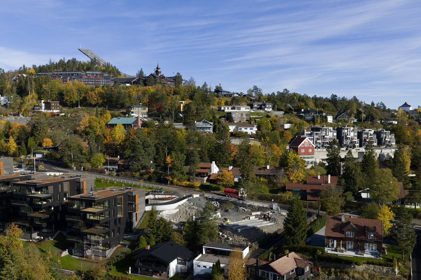 Dette er en sjelden mulighet til å sikre seg en solrik og vestvendt tomt i ett av Holmenkollens mest ettertraktede områder Galleribilde