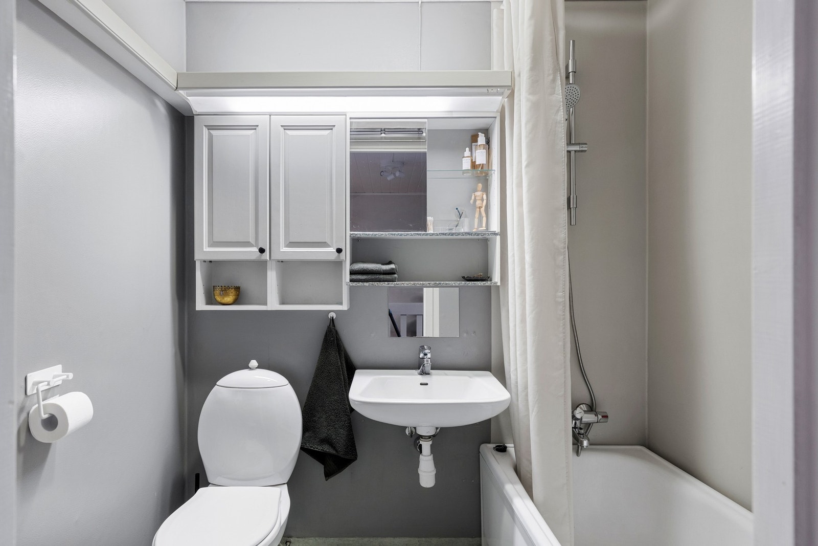 Bad i andre etasje utstyrt med naturlig avtrekk, servant, wc og badekar. Galleribilde