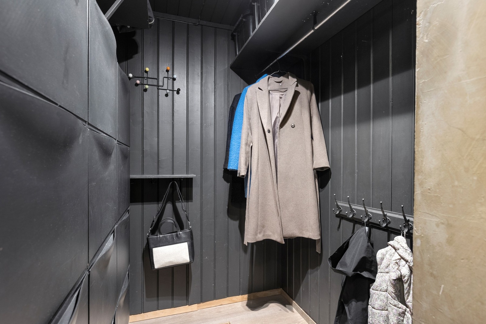 Garderobe i gang. Galleribilde