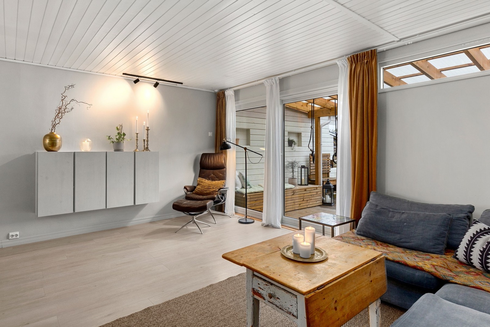Store vindusoverflater som gir rommet rikelig med naturlig lysinnslipp. Galleribilde