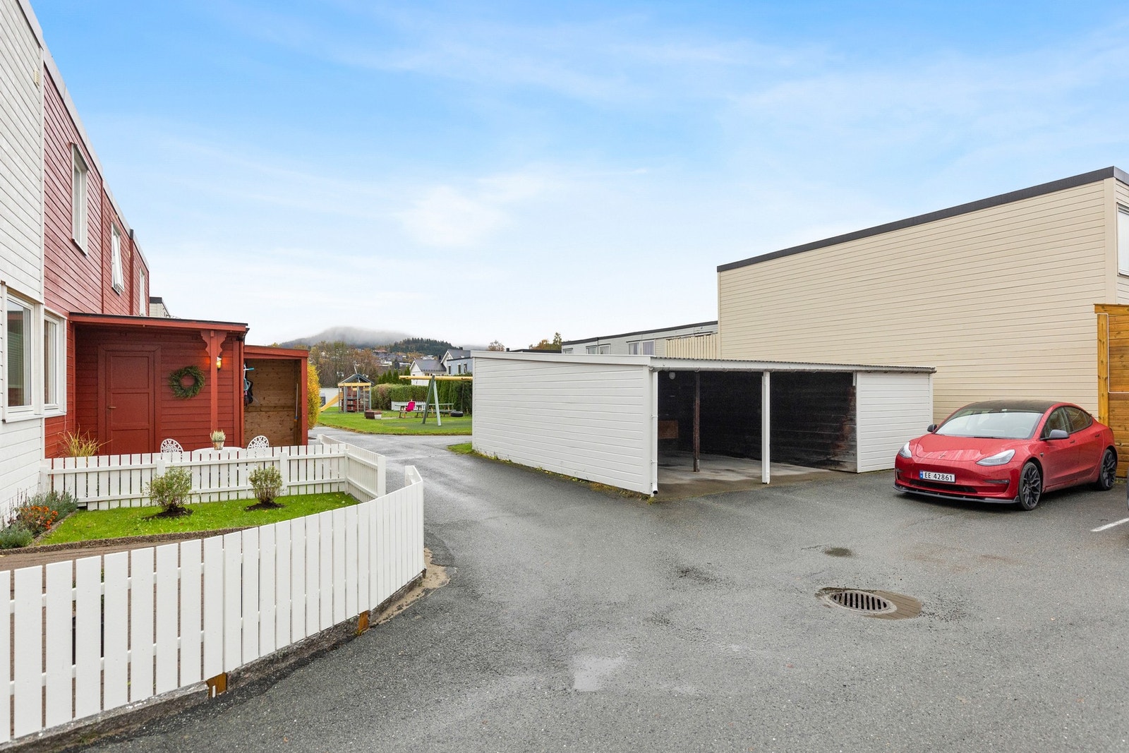 Det medfølger en parkeringsplass i carport. Galleribilde
