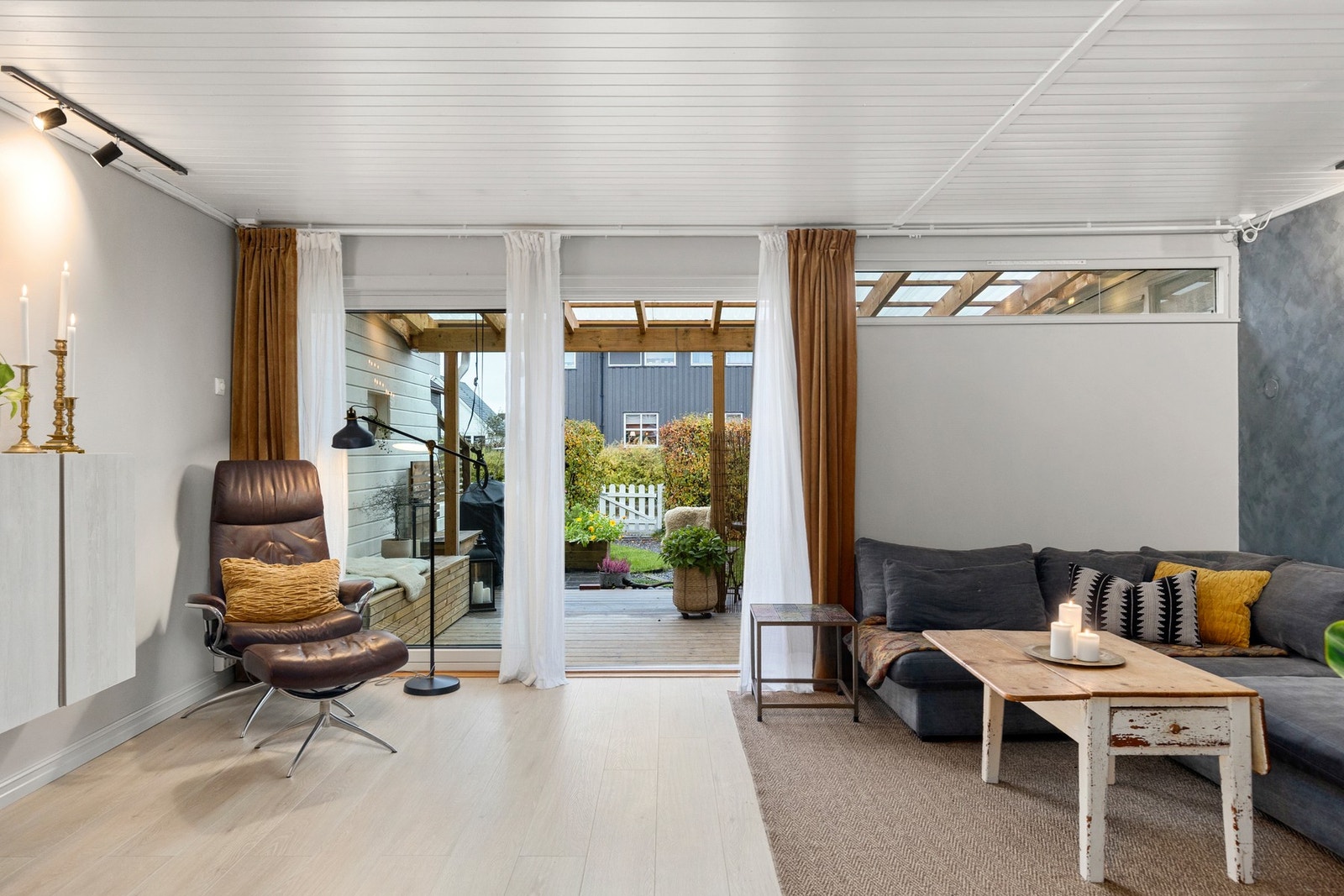 Fra stuen har du utgang til uteområdet. Galleribilde
