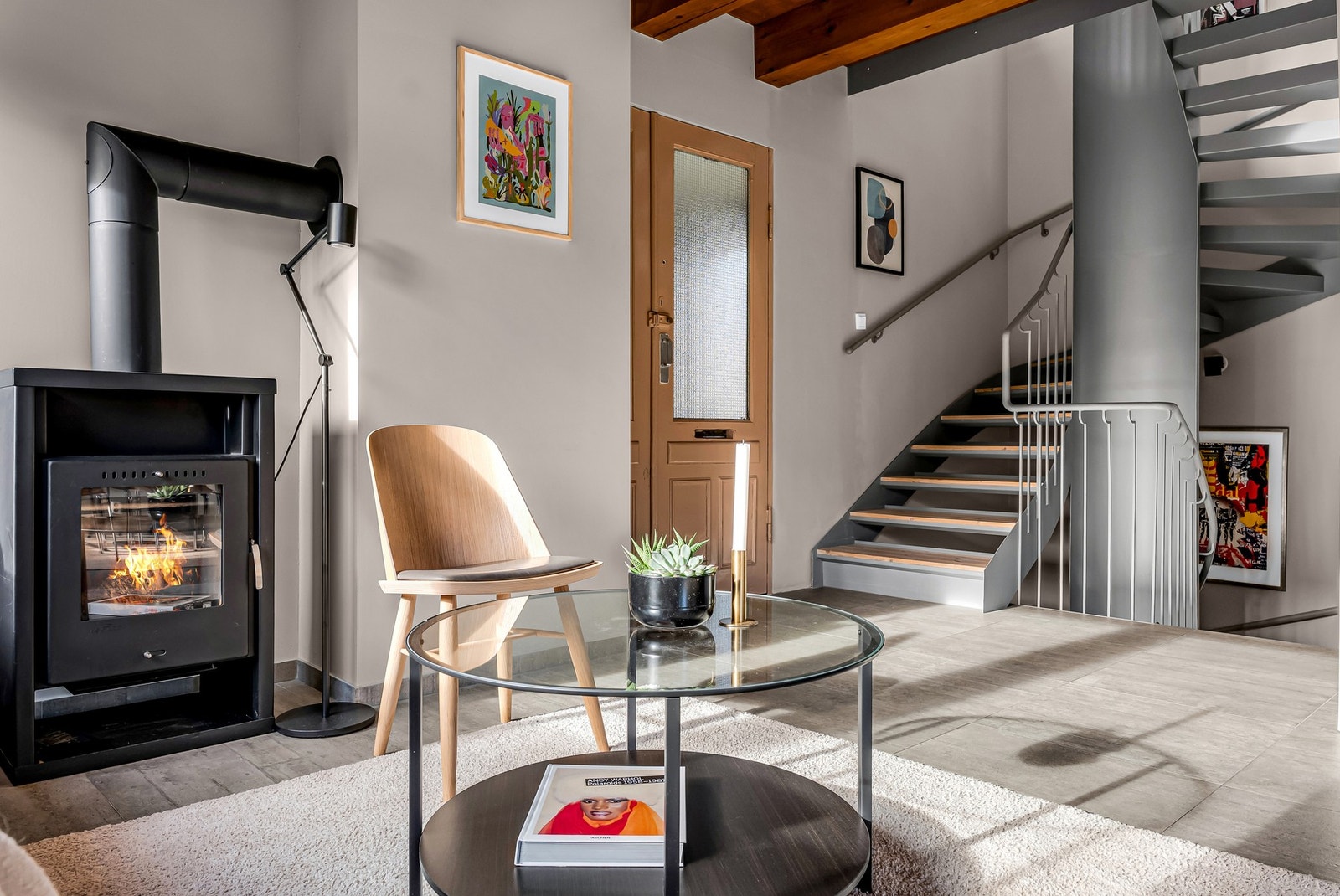 Boligen varmes opp via vannbåren gulvvarme og peis, for ekstra fyring. Galleribilde