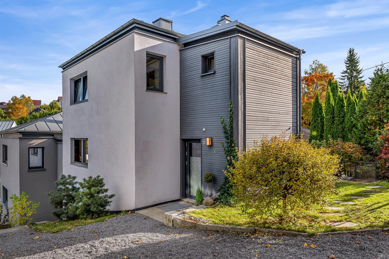 Sameiet består av 2 - to boligseksjoner i henhold til oppdelingsbegjæring. Lerkeveien 6 C (heretter seksjon 1) og Lerkeveien 6 D (heretter seksjon 2). Galleribilde