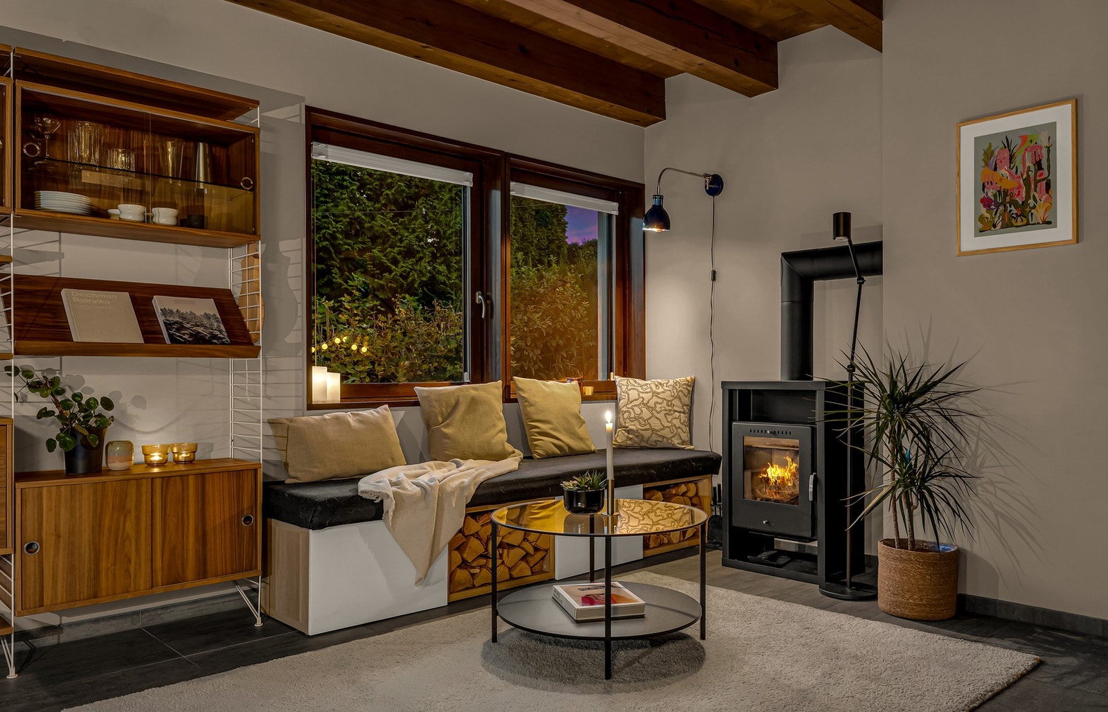 Den rustikke arkitektoniske stilen setter et ekstra preg på kveldskosen, og med peis og plassbyggede detaljer, er stuen et lunt sted perfekt for å lese en god bok. Galleribilde