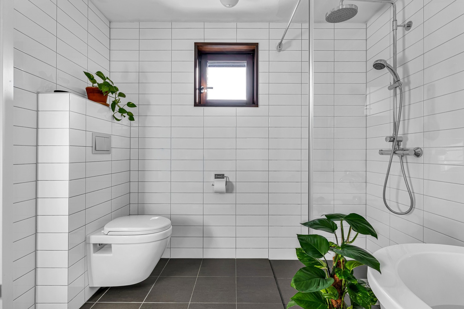 Badet har moderne innredning, dusjhjørne med glassvegger og vannbåren gulvvarme. Galleribilde