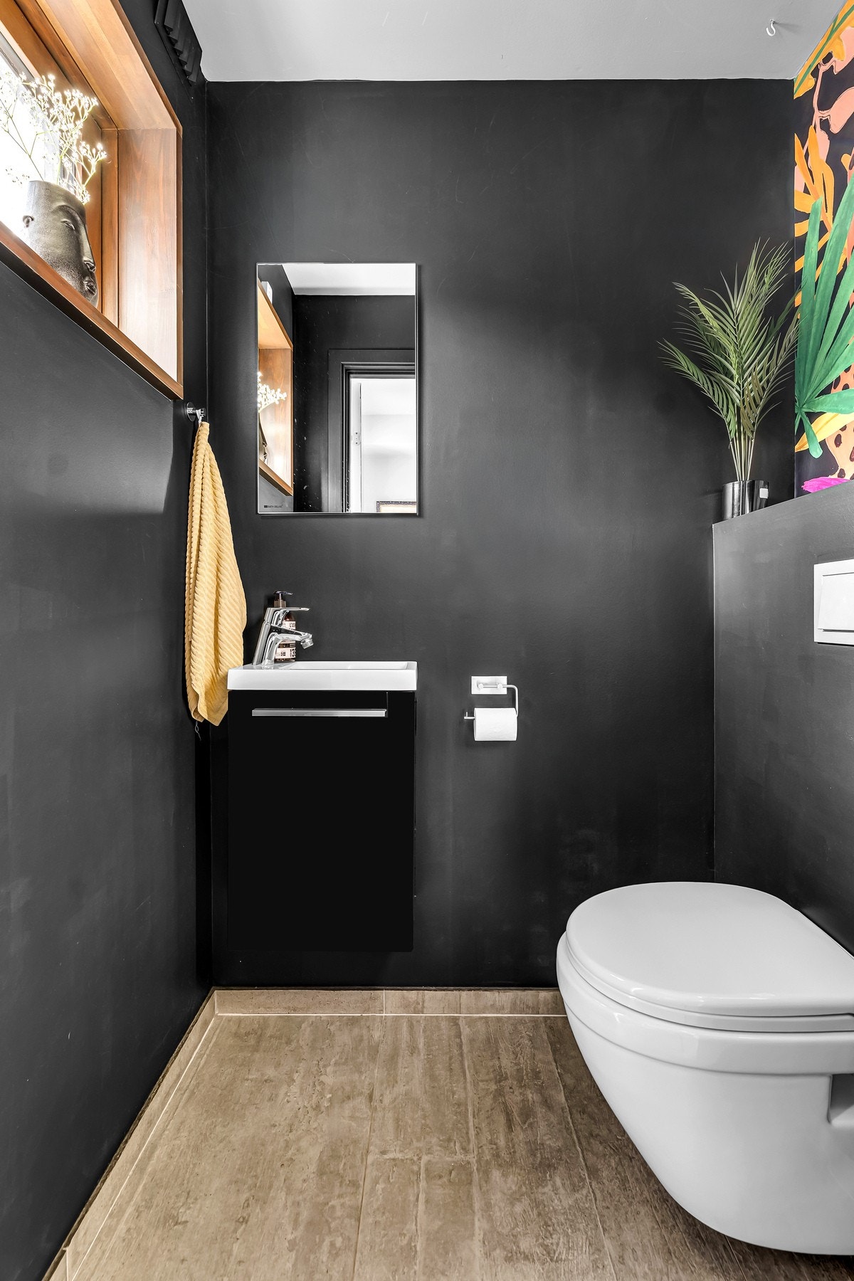 Boligen har toalett i alle etasjer - WC i første etasje, hovedbad i andre etasje og bad/vaskerom i underetasjen. Galleribilde