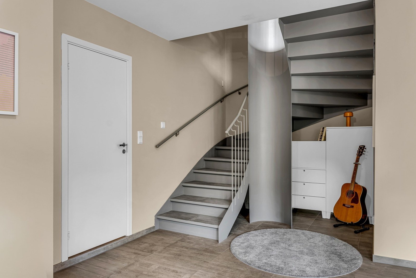 Trappen er hul av stålelementer for å reflektere sollys til alle etasjer. Under trappen har man ekstra lagringsplass. Galleribilde