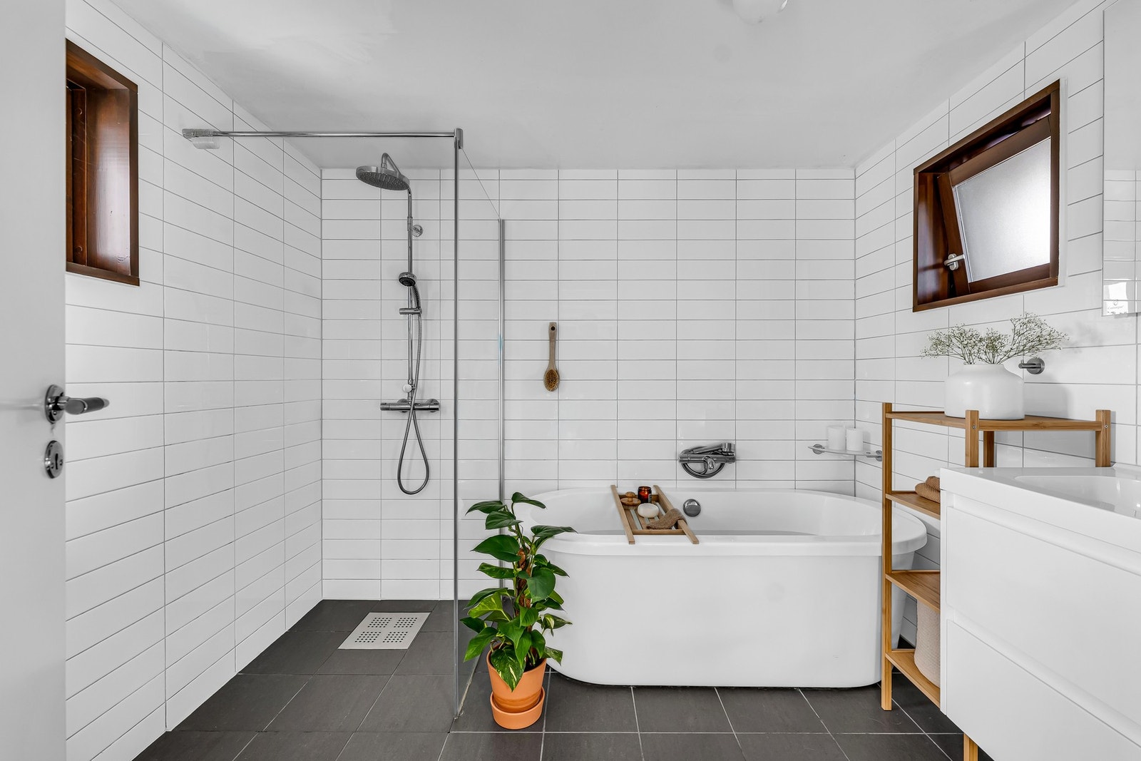 Badet har både regnfalls dusj og badekar, her får man det beste fra to verdener. Galleribilde
