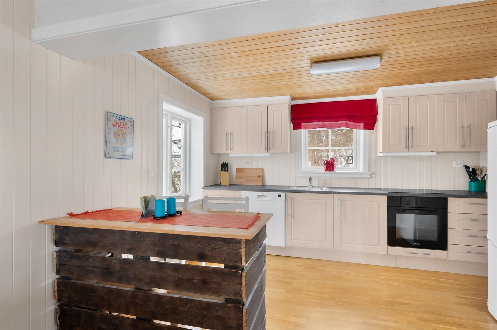 Kjøkken med integrert stekeovn og koketopp Galleribilde