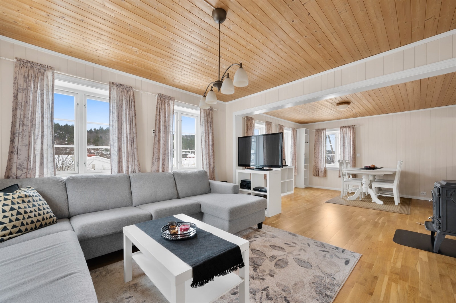 Plass for sofagruppe og spisebord i stuen Galleribilde