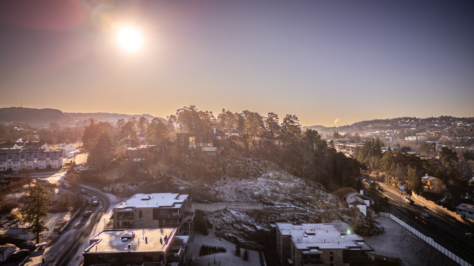 - Tomten skrår mot vest/nordvest og har gode solforhold, spesielt for ettermiddags- og kveldsolen - Galleribilde