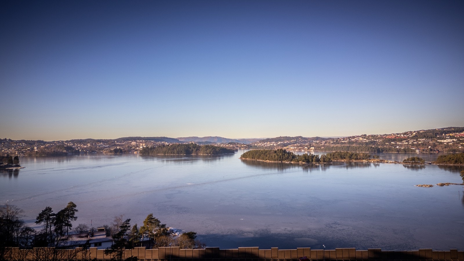 - Bildet er tatt noe høyere enn tomtens nivå, men gir likevel et inntrykk av utsikten de to boligene vil få over Nordåsvannet - Galleribilde