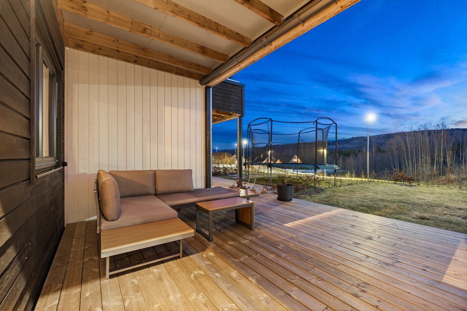 Overbygd markterrasse nede med flott utsikt. Galleribilde