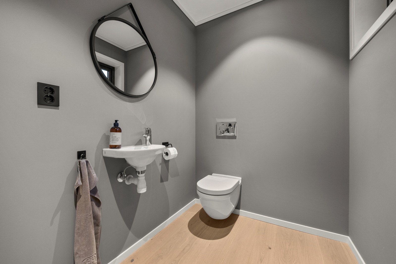 Toalettrom med varmefolie i gulvet. Galleribilde