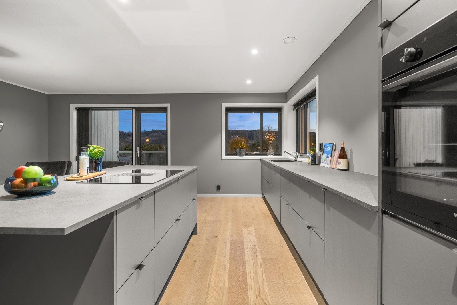 Lekkert kjøkken fra Norema med stor og flott kjøkkenøy. Galleribilde