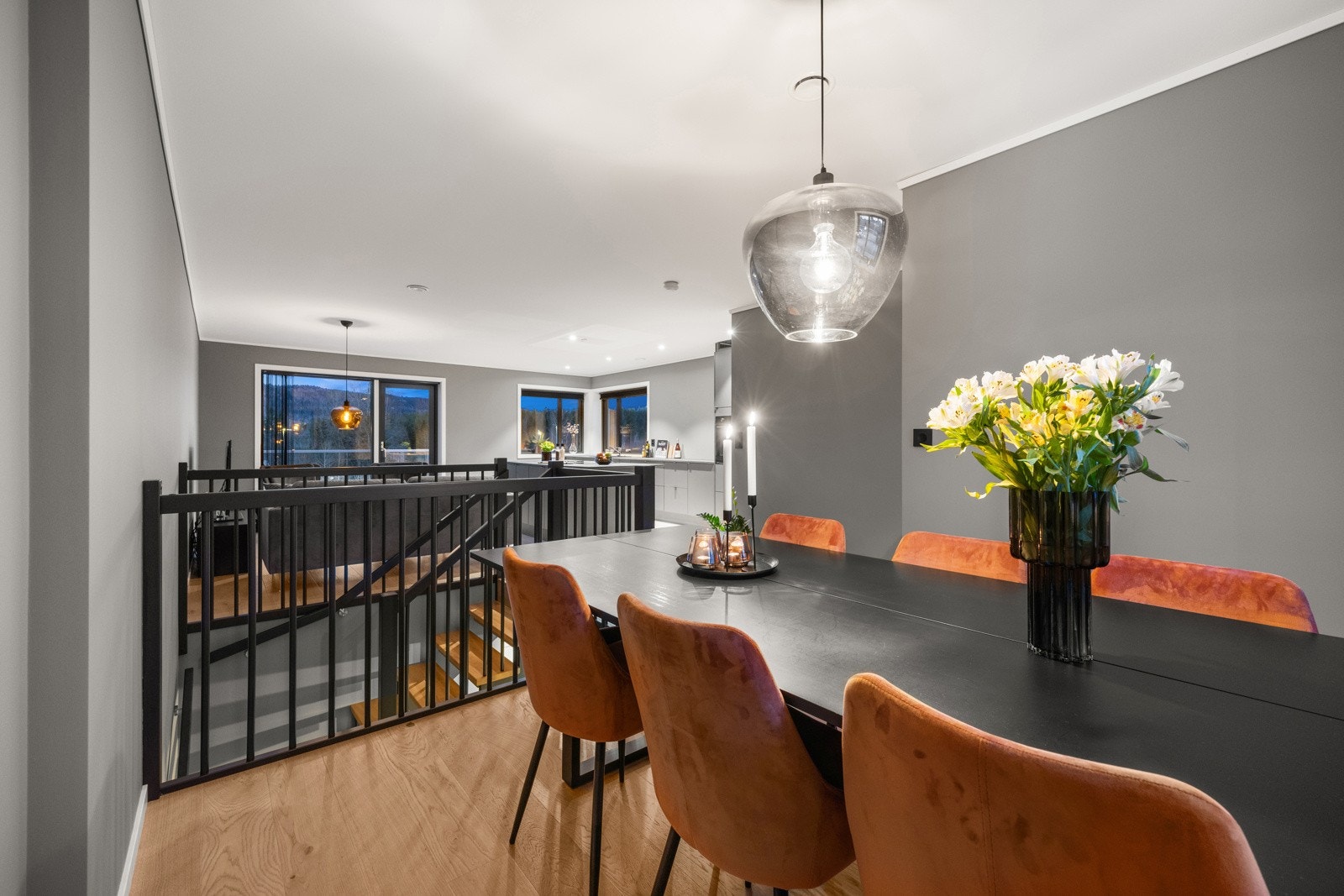 Plass til sofagruppe og spisebord i egne soner. Galleribilde