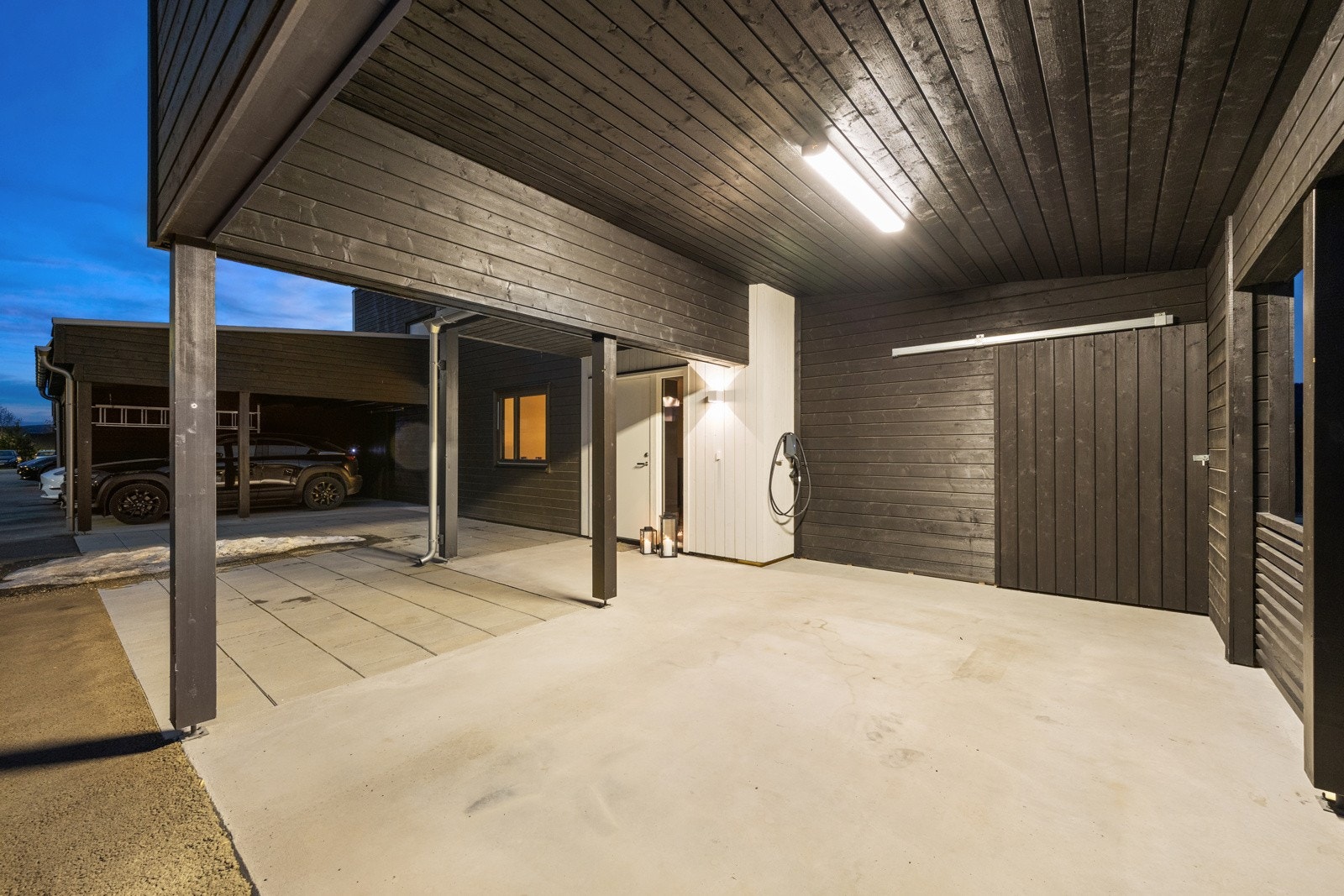 Carport med lader og bakomliggende bod. Galleribilde