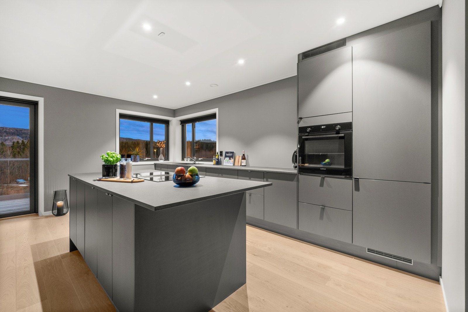 Komplett utstyrt med integrerte hvitevarer. Galleribilde