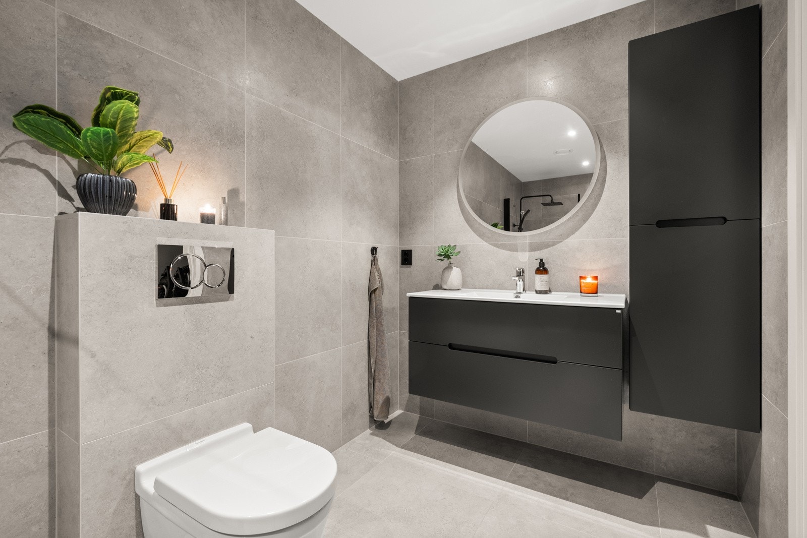 Delikat, flislagt bad med varme i gulvet. Praktisk plassering ved soverommene. Galleribilde