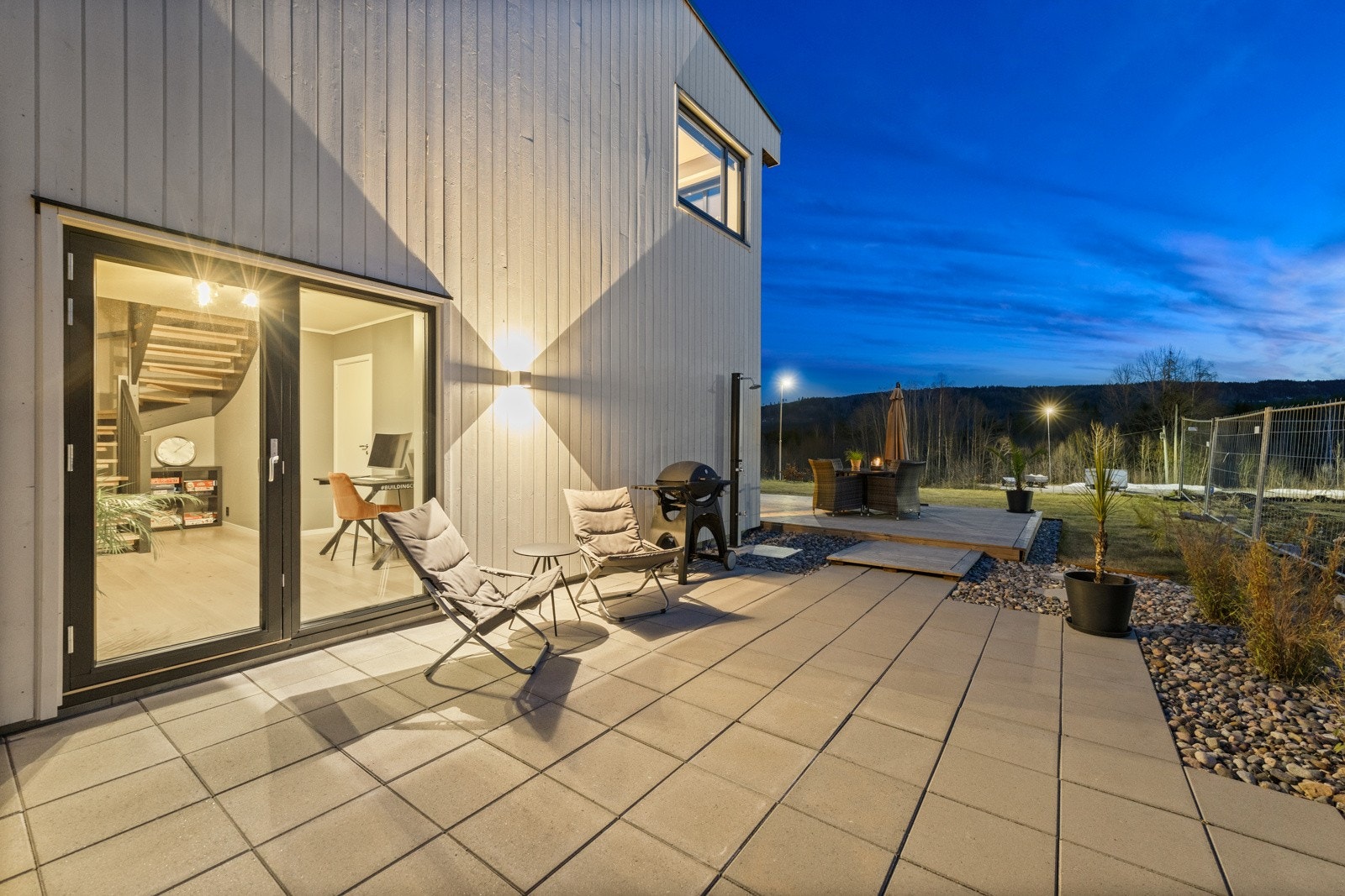 Hellebelagt uteplass på siden av leiligheten. Galleribilde