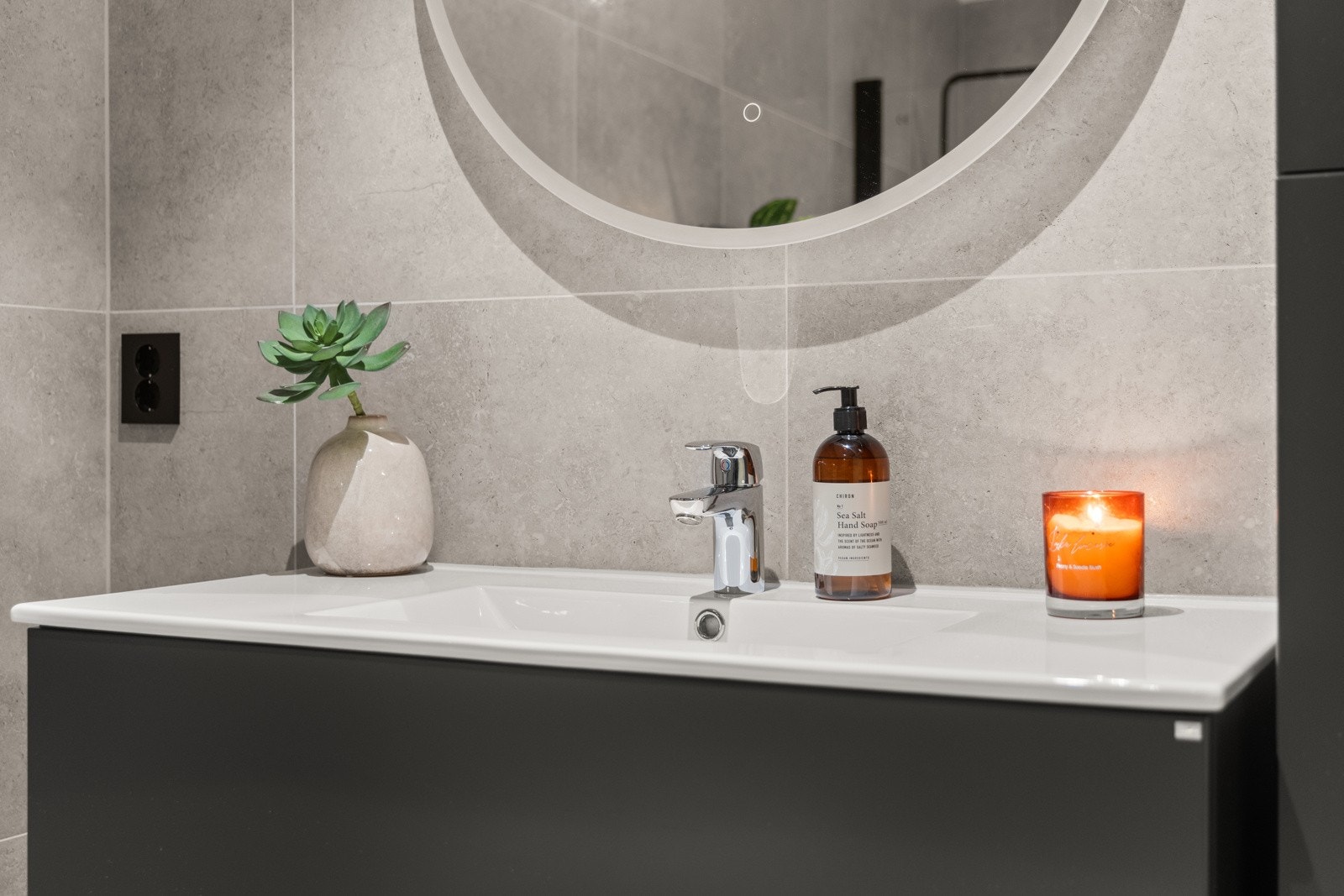 Lekker innredning med bl.a. rundt speil med touch-belysning. Galleribilde