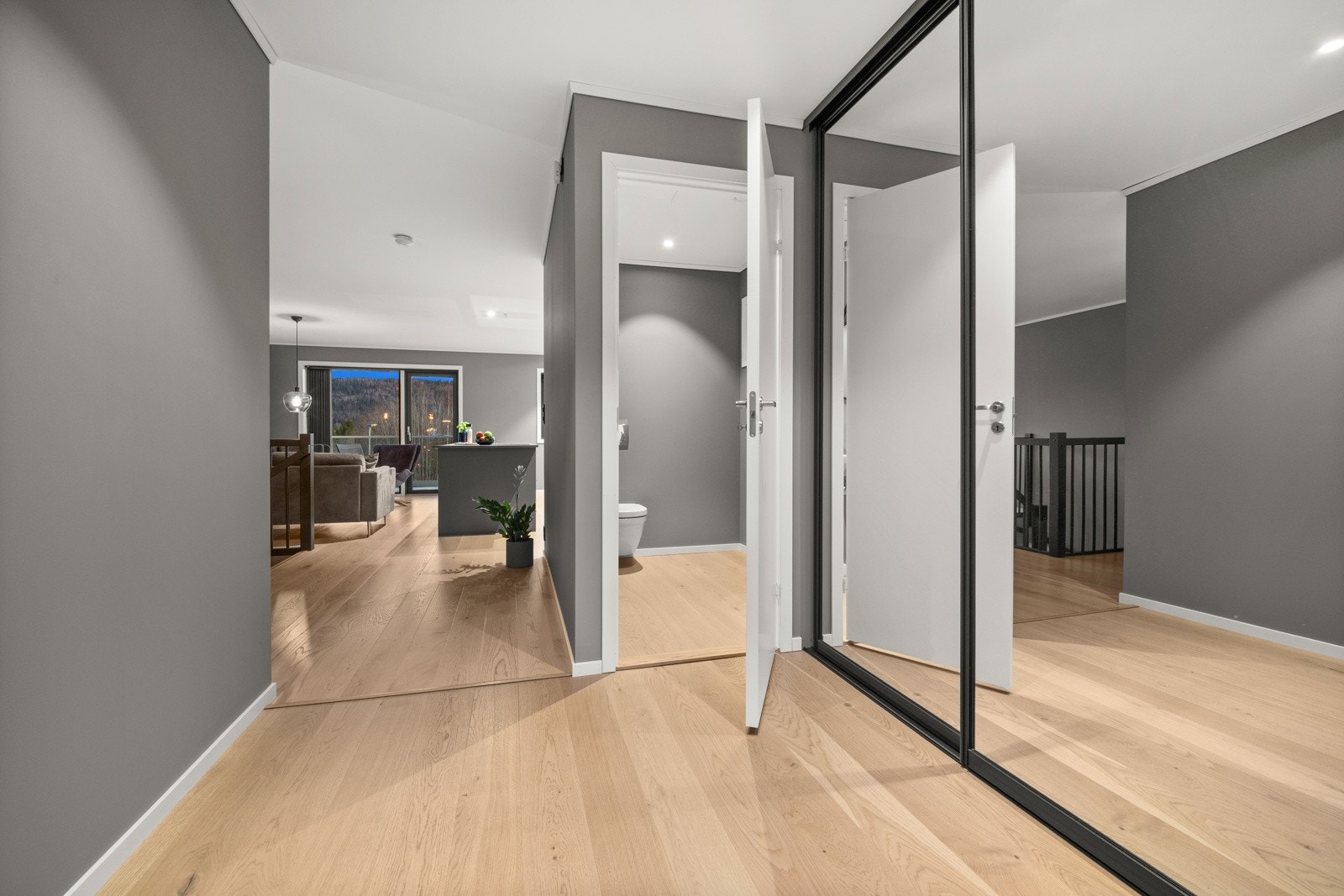 Toalettrommet har enkel tilgang fra entreen. Skyvedørsgarderobe med speilfronter og varmefolie i gulvet. Galleribilde