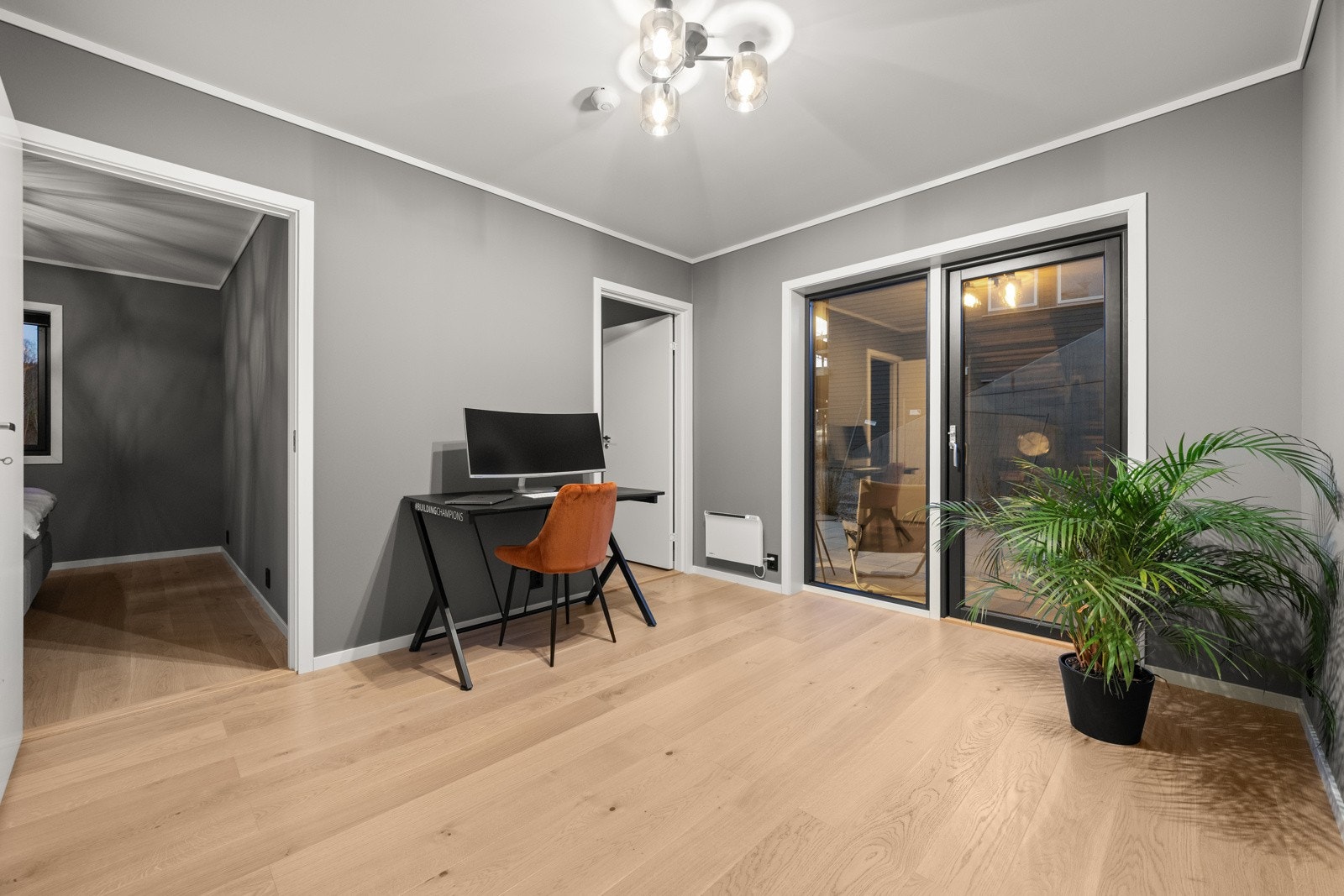 Romslig trapperom nede med utgang. Galleribilde