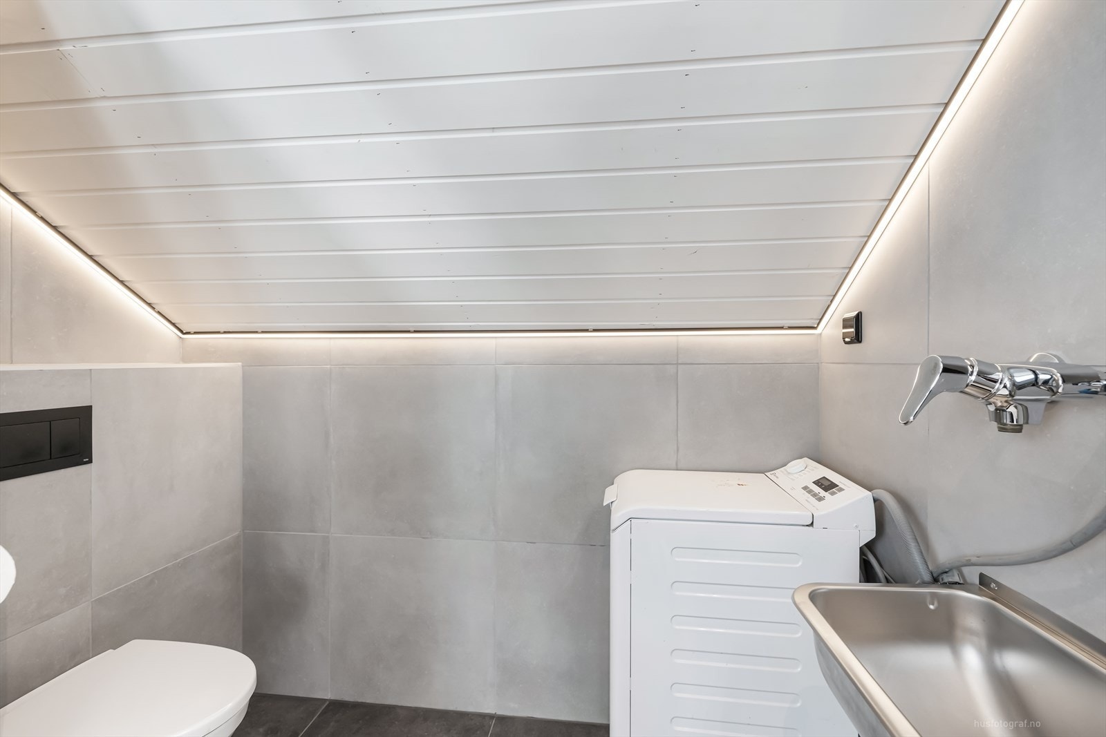 Moderne baderomsinnredning med opplegg for vaskemaskin. Galleribilde