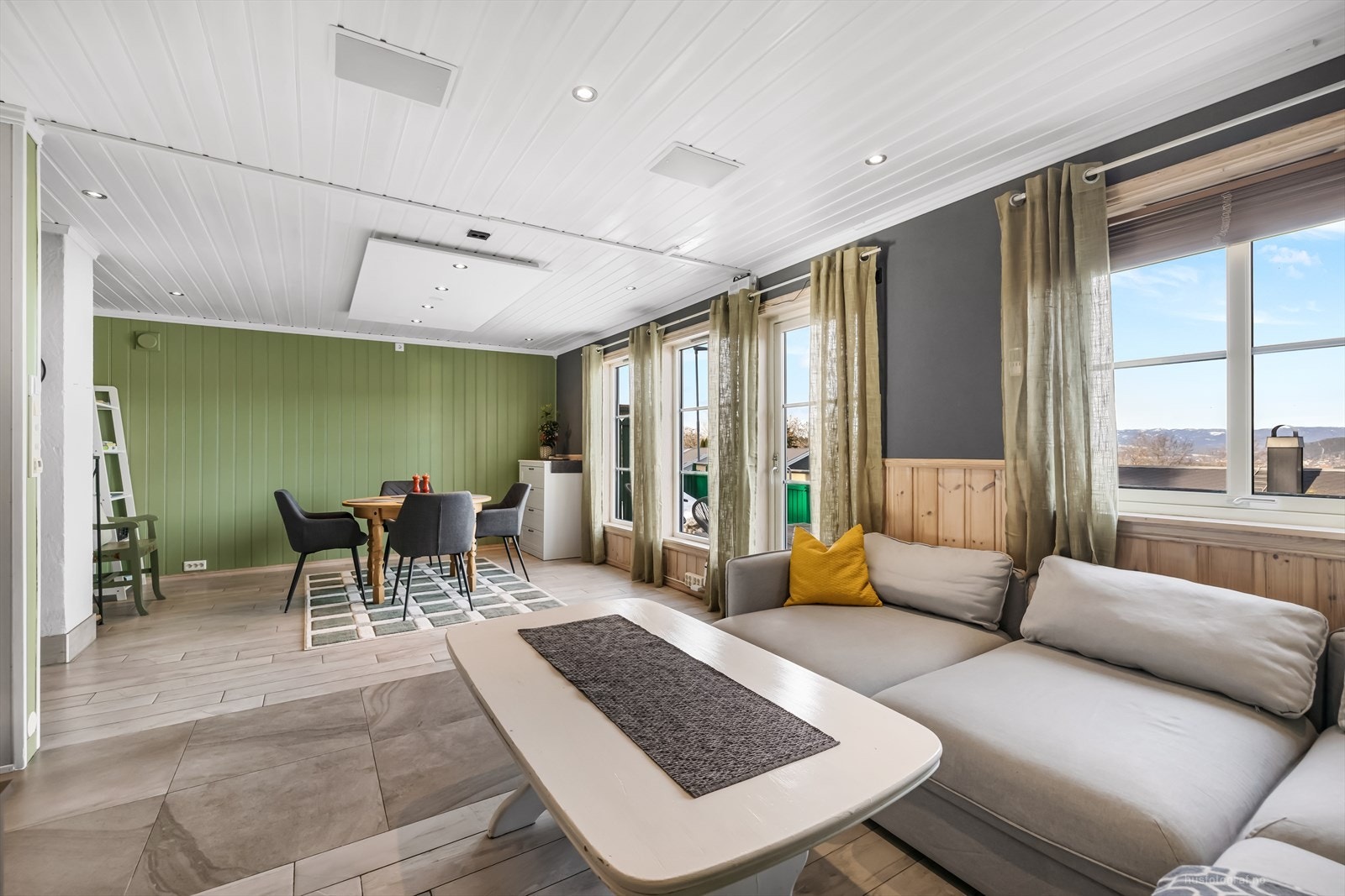 Vinduene sørger for godt med naturlig lys inn. Galleribilde